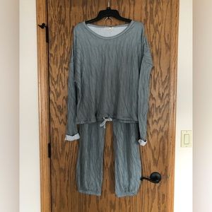 Barefoot Dreams Malibu Collection Women’s Crinkle Jersey Lounge Set